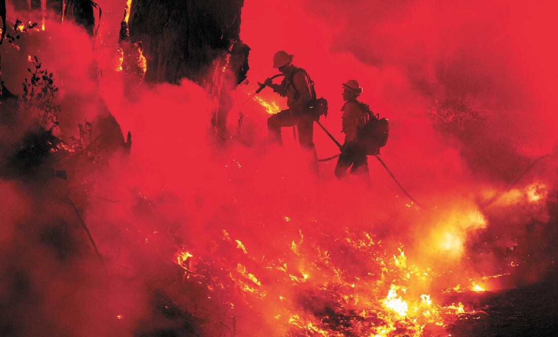 Labor. Bomberos combaten las llamas ocasionadas por el incendio María en Santa Paula, California. Foto/JOSH EDELSON. AFP