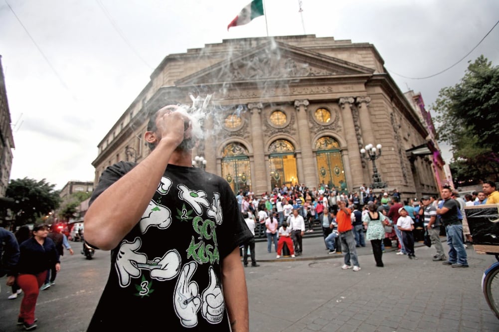 Al menos 150 consumidores marcharon desde el metro Hidalgo hasta la Asamblea Legislativa para manifestar la supuesta censura en los espacios de debate; fumaban marihuana y encendían pipas al considerarlo como un derecho (VALENTE ROSAS. EL UNIVERSAL)