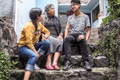 Con $2 mil al mes hace “milagros” por sus nietos