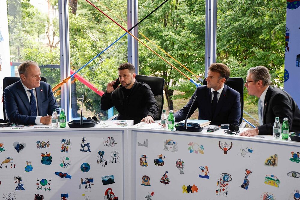 El presidente de Ucrania, Volodimir Zelensky; el mandatario de Francia, Emmanuel Macron, y el primer ministro de Gran Bretaña, Keir Starmer, en una reunión de la cumbre de la Comunidad Política Europea (CPE). Foto: AFP