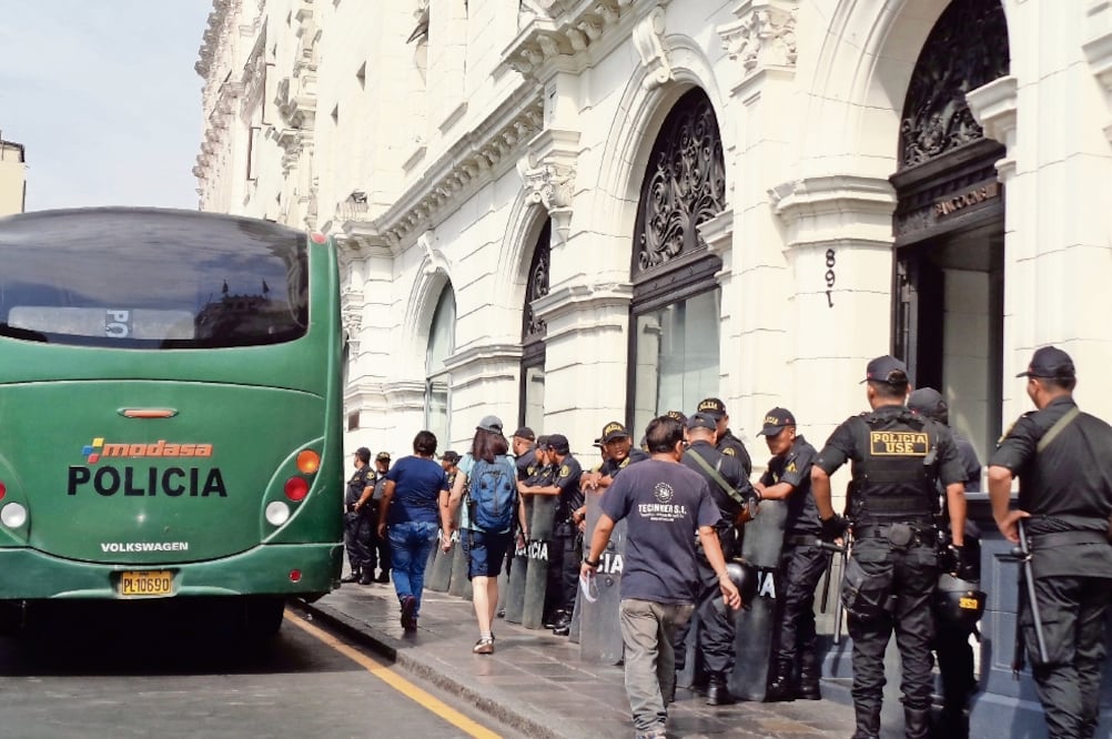 Medidas. Fuerzas de seguridad vigilan Lima y en Trujillo se reforzó la presencia de efectivos ante un supuesto plan de atentado (JOSÉ MELÉNDEZ. EL UNIVERSAL)
