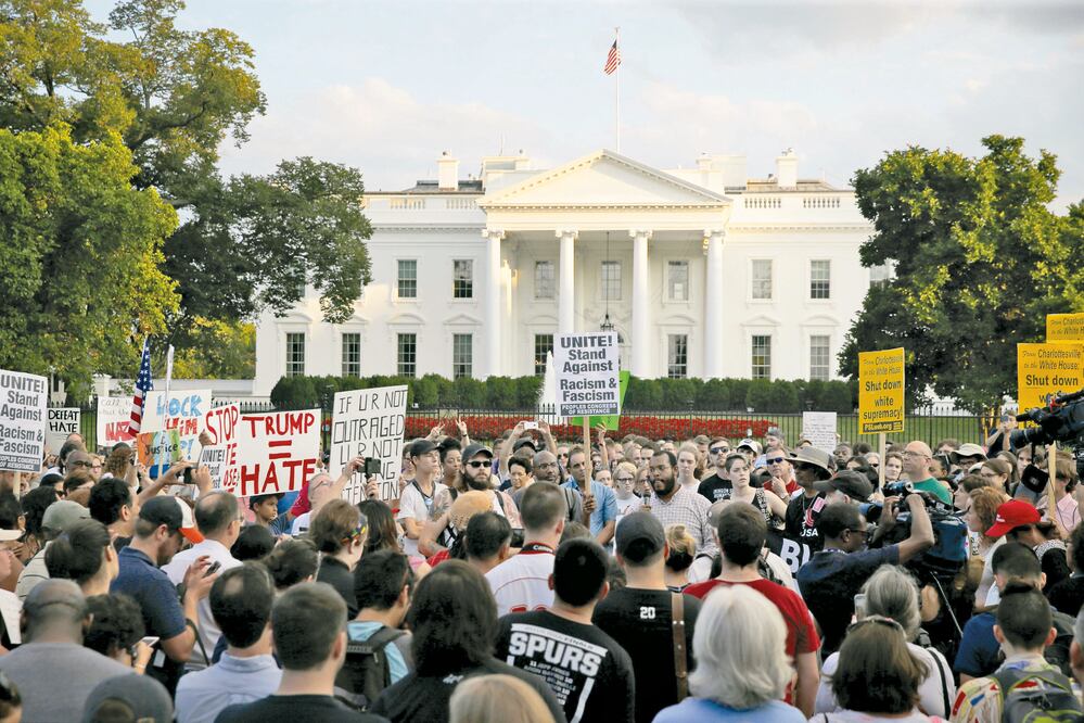 Cientos de personas realizaron ayer una vigilia frente a la Casa Blanca contra los grupos extremistas y supremacistas, un día después del enfrenamiento en Charlottesville, Virginia (JONATHAN ERNST. REUTERS)