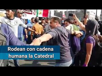 Se confrontan mujeres y cadena humana de fieles en la Catedral