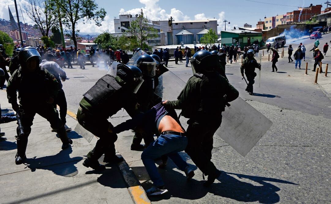 La policía detiene a un manifestante durante una huelga del transporte público por la escasez de combustible en La Paz, Bolivia. Foto: Juan Karita | AP