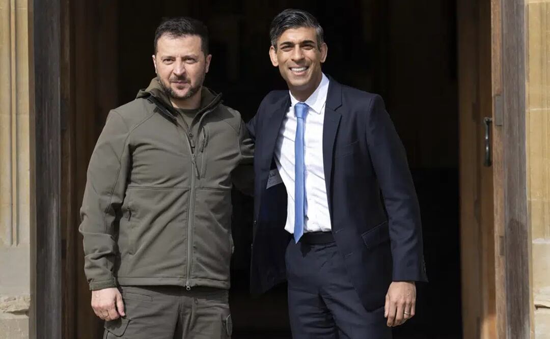 El primer ministro británico, Rishi Sunak, a la derecha, recibe al presidente de Ucrania, Volodimir Zelensky, tras su llegada a la residencia de Chequers, en Aylesbury, Inglaterra. Foto: AP