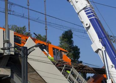 Retiran parte del tren que cayó tras colapso de tramo de la Línea 12 del Metro