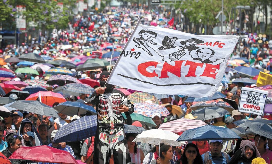 La CNTE, aun cuando la SEP instruyó que ningún particular puede dar libros que no sean del Conaliteg, repartirá su material educativo. Fotos/Archivo El Universal