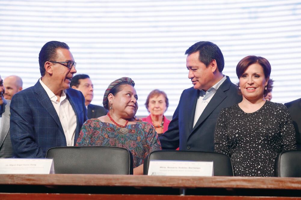 El gobernador de Hidalgo, Omar Fayad; la ganadora del Premio Nobel de la Paz, Rigoberta Menchú, Miguel Ángel Osorio y Rosario Robles, durante la inauguración de la 11 Cumbre Hemisférica de Alcaldes. (IRVIN OLIVARES. EL UNIVERSAL)