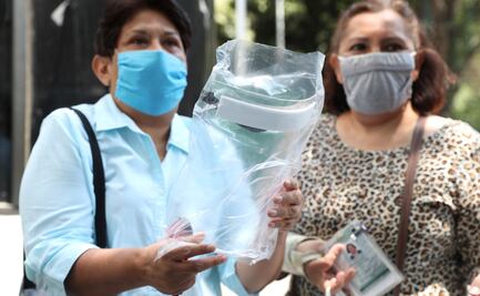 Jubiladas del IMSS donan caretas a personal del Hospital Regional 1 ante Covid-19