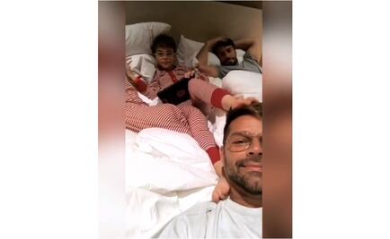 Critican a Ricky Martin por foto en la cama con sus hijos