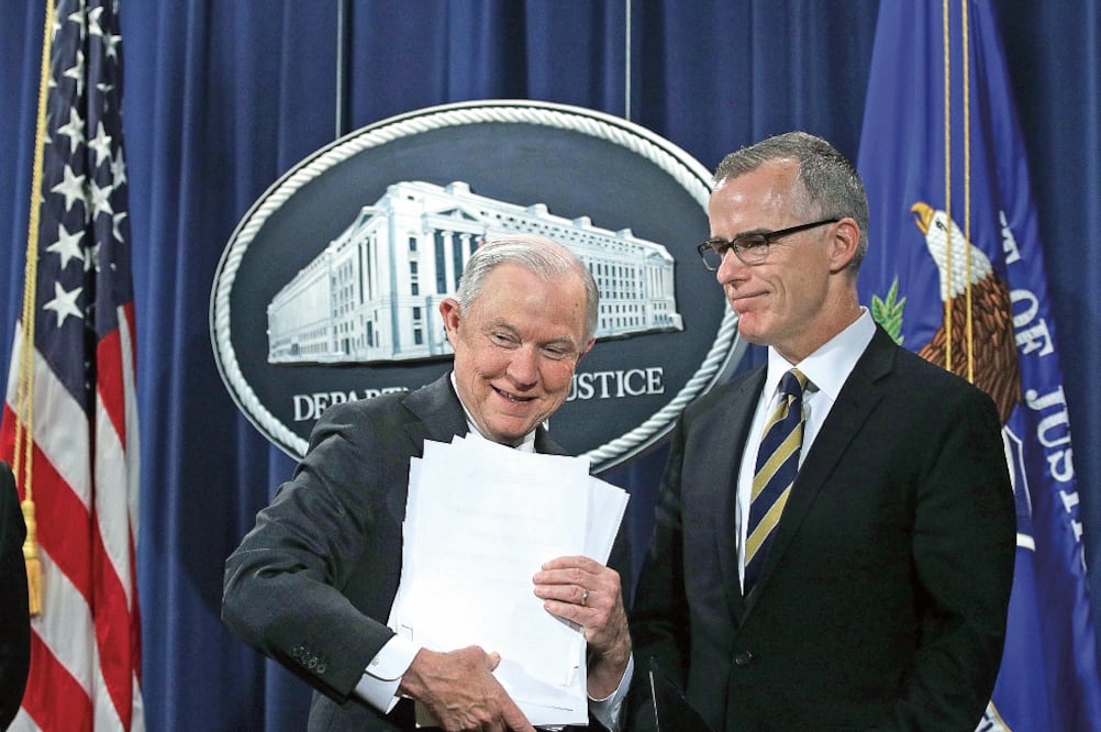 Cese. El fiscal general Jeff Sessions despidió el viernes a Andrew McCabe, un día antes de que se pudiera jubilar (ALEX WONG. AFP)