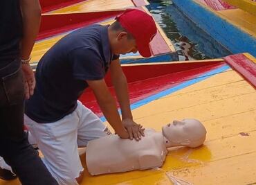 Capacitan a trabajadores de trajineras en primeros auxilios; buscan mayor seguridad para visitantes en Xochimilco