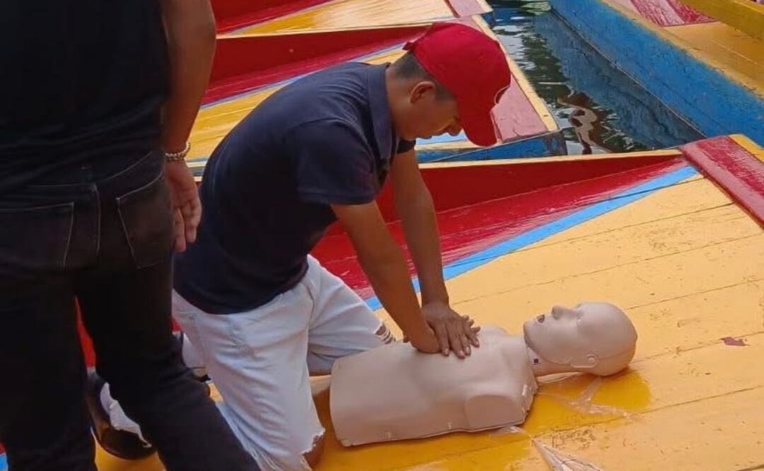 Capacitan a trabajadores de trajineras en primeros auxilios; buscan mayor seguridad para visitantes en Xochimilco. Foto: Especial