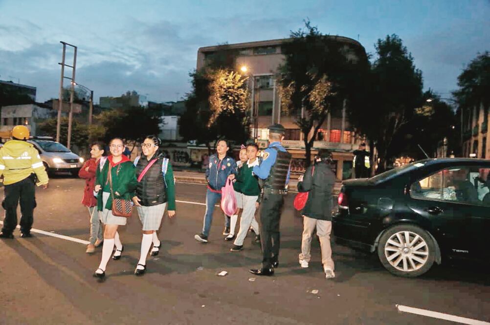 Padres de familia fueron sancionados por cometer faltas al Reglamento de Tránsito, como estacionarse en doble fila, pasarse el alto y no obedecer a los agentes. (ESPECIAL)