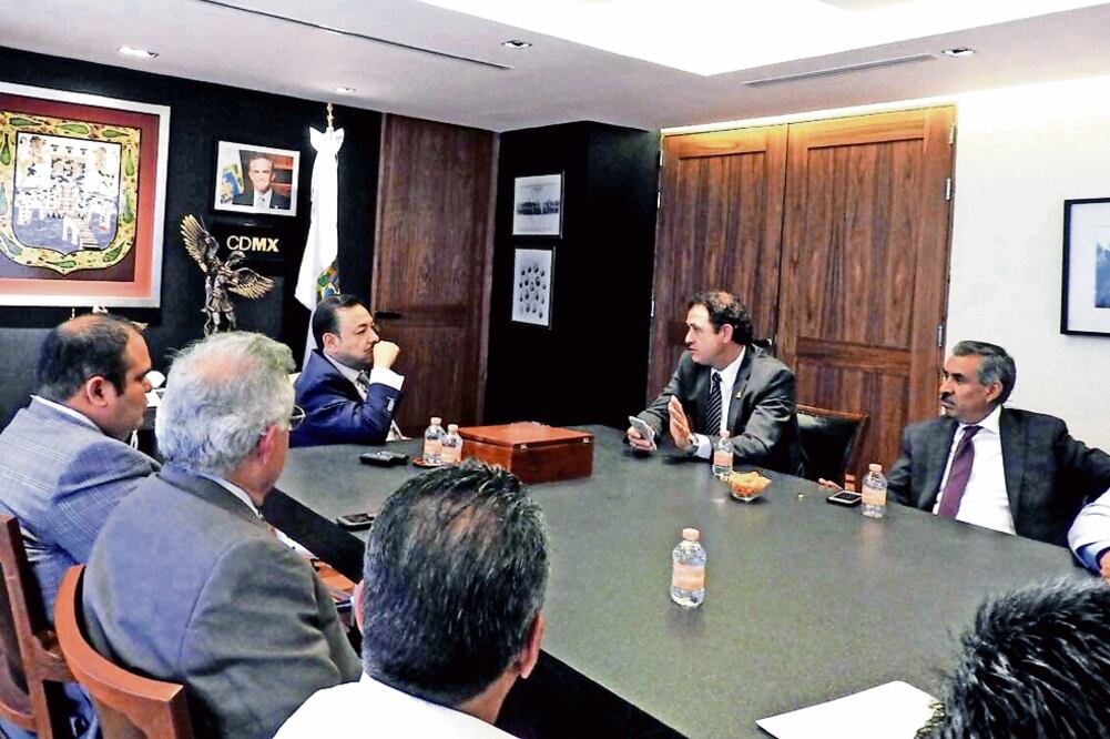 Héctor Serrano, titular de la Semovi, se ha reunido con transportistas para analizar la alza a las tarifas, pero no se ha llegado a ningún acuerdo (SEMOVI)