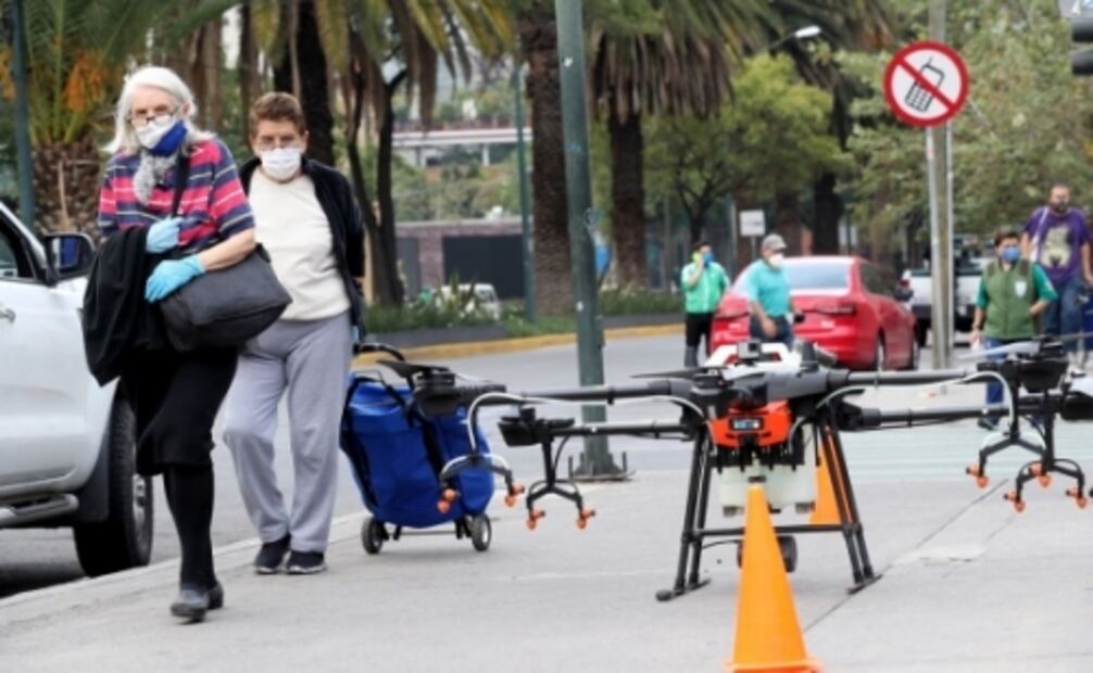 Así sanitizan drones a Polanco desde el aire
