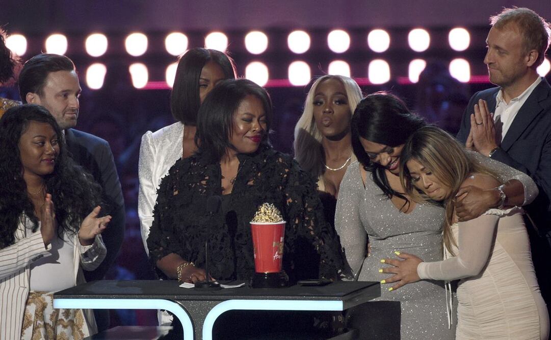 Participantes y realizadores de "Surviving R. Kelly" reciben el premio al mejor documental en la ceremonia de los Premios MTV al Cine y la TV, el 15 de junio de 2019 en Santa Mónica, California. Foto: Archivo AP