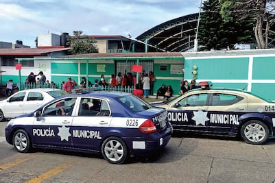 Retornan a clases con policías en la puerta