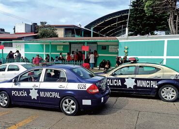 Retornan a clases con policías en la puerta