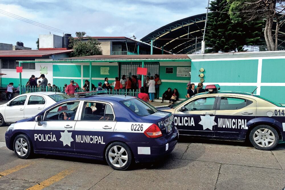 Las patrullas de la Policía Municipal números 0143 y 0226, con dos agentes a bordo, uno de ellos armado, vigiló el inicio de cursos en la Escuela Primaria Fray Matías de Córdova, en Comitán de Domínguez, Chiapas (FREDY MARTÍN. EL UNIVERSAL)