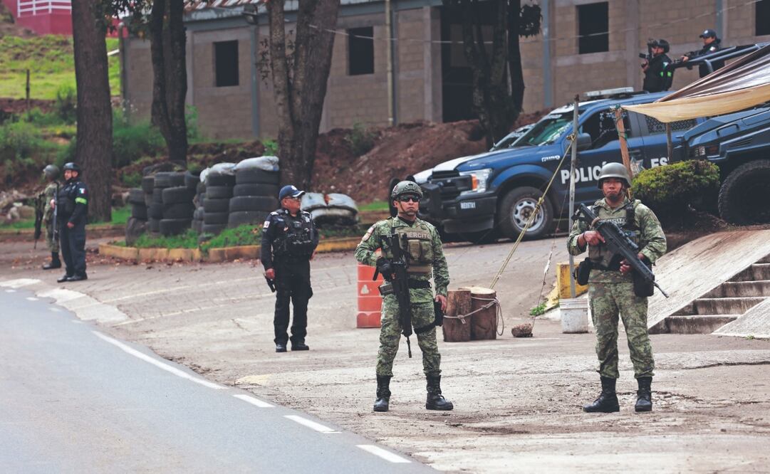 La presencia de uniformados y militares se puede ver a lo largo de la carretera que conduce al municipio de Texcaltitlán, donde se han montado más de cinco filtros de seguridad. Foto: de Alejandro Vargas. El Universal