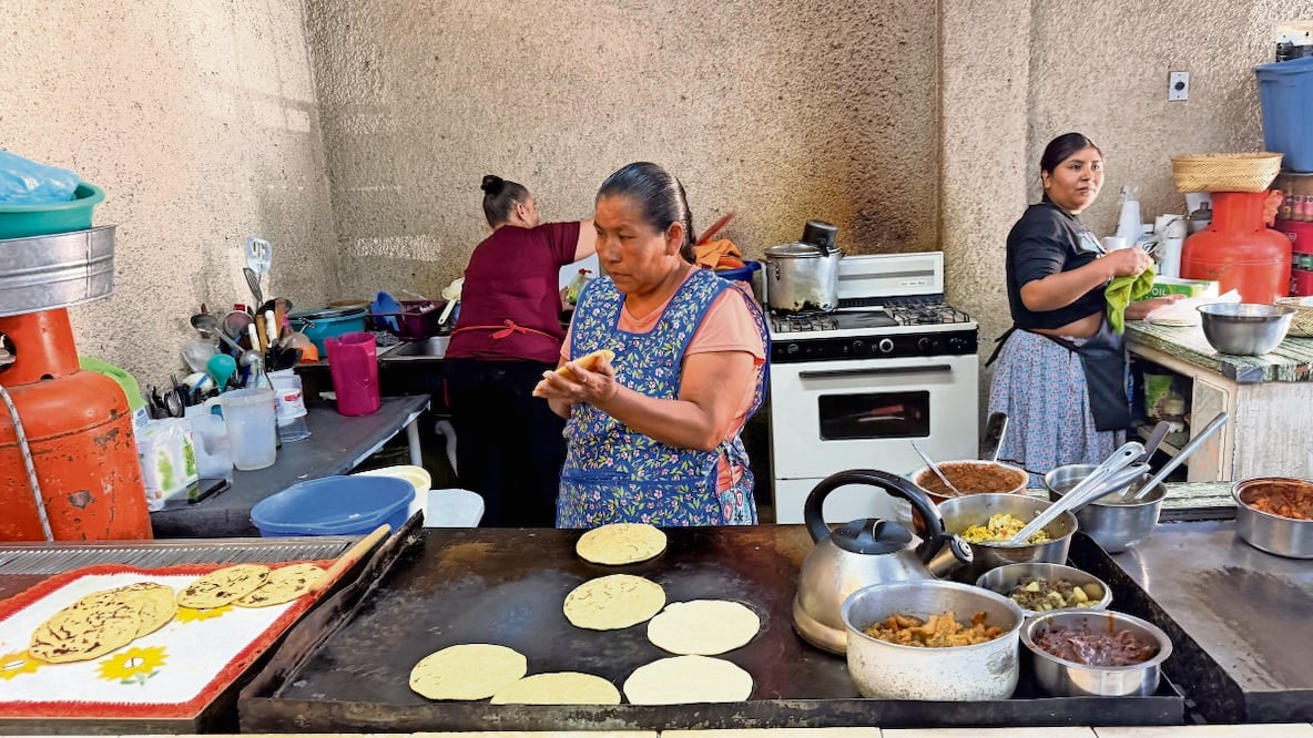 En Las Tres Marías el trabajo inicia desde muy temprano y todo es realizado por las mismas mujeres que lo atienden. Foto: Paola Gamboa / EL UNIVERSAL