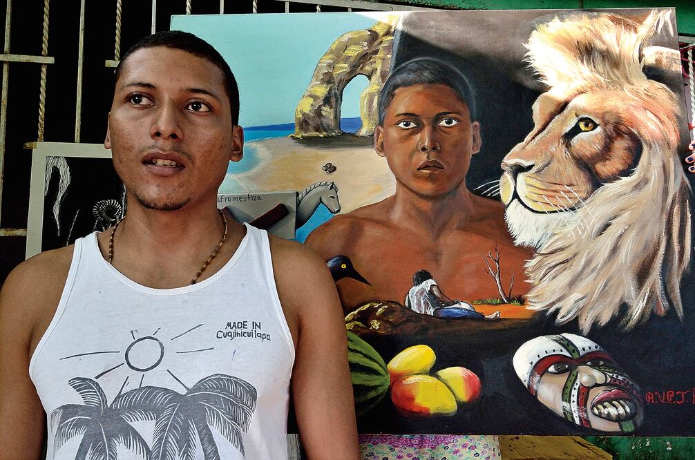 Víctor Ramírez se asume cimarrón. Él es artista, pero a consecuencia de la baja llegada de turistas por la violencia malbarata sus obras a 50o pesos; piensa migrar a Estados Unidos (SALVADOR CISNEROS. EL UNIVERSAL)