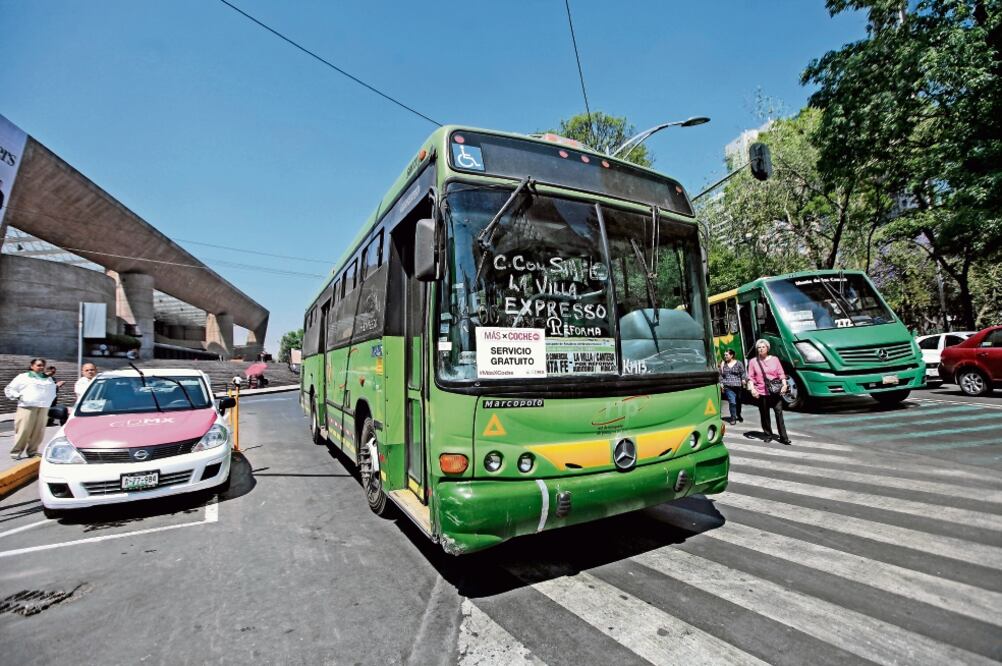 Los precios del transporte público urbano bajaron 0.91% a tasa quincenal, informó el Inegi (ARCHIVO. EL UNIVERSAL))