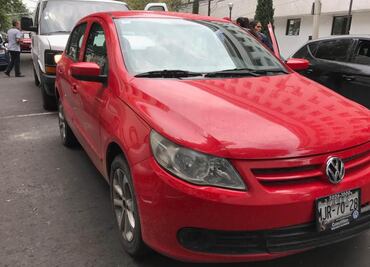 Policía asegura auto en el que huyeron asaltantes de la Casa de Moneda