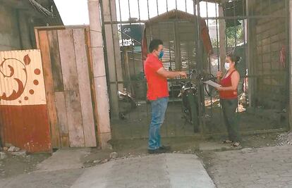 Va hasta sus casas y trabajos y los impulsa a estudiar