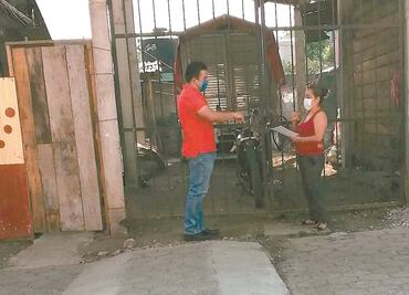 Va hasta sus casas y trabajos y los impulsa a estudiar