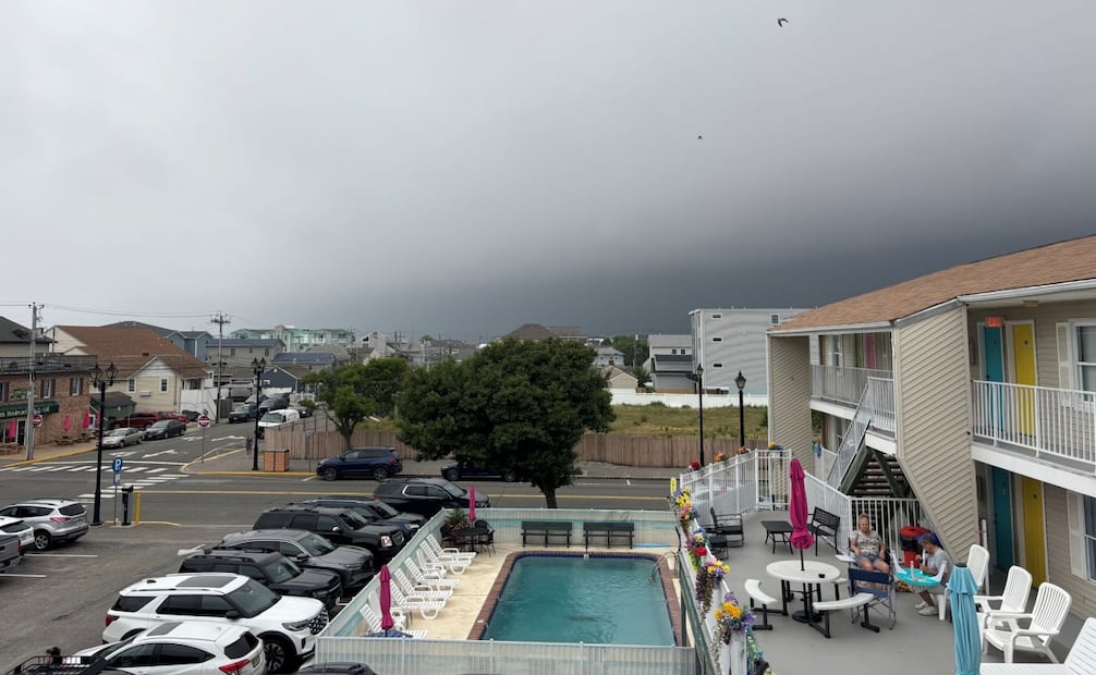 Una línea de tormentas avanzó sobre Nueva Jersey, donde las lluvias y la actividad eléctrica favorecen la dispersión del humo de los incendios forestales (18/07/2026). Foto: @Cebbakery1