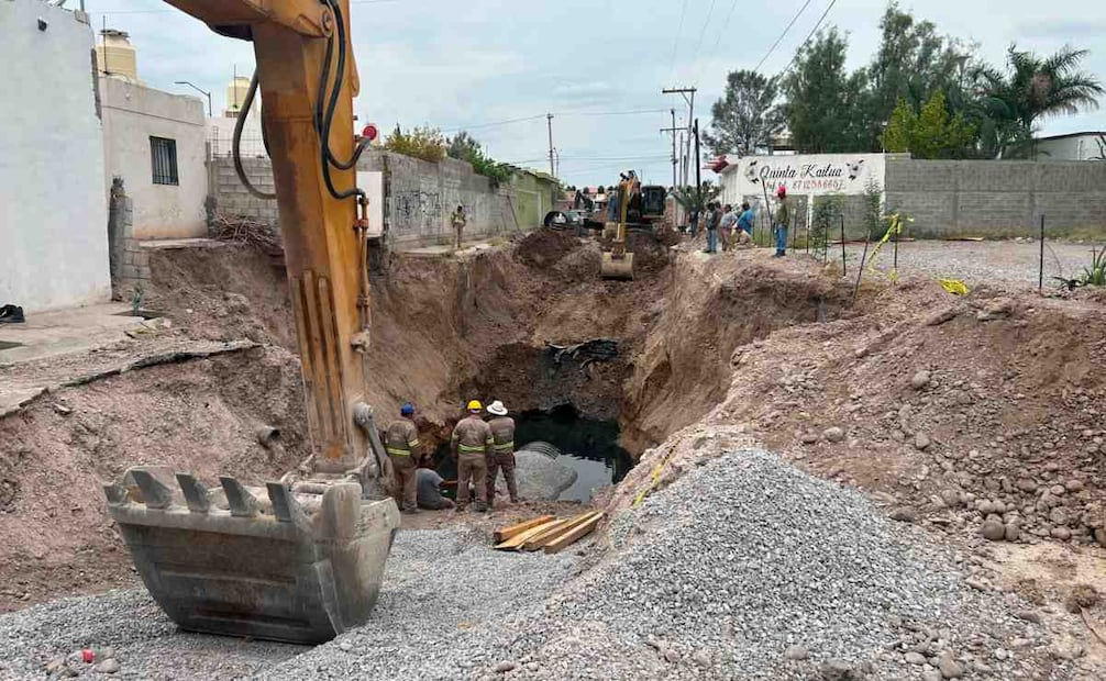 Cuadrillas del sistema de aguas de Torreón colaboran para reparar el tramo del colector Zaragoza. Foto: Francisco Rodríguez / EL UNIVERSAL