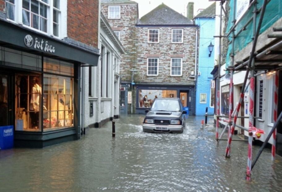 Qué les pasa a los autos eléctricos si se inundan