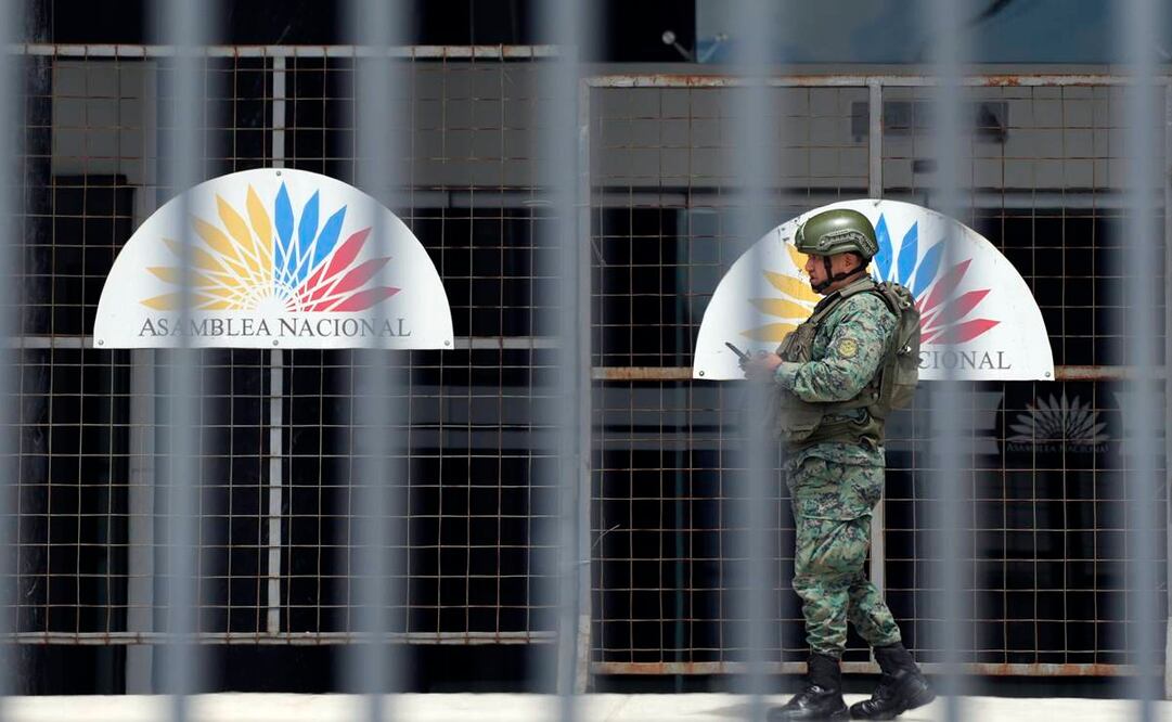 Soldado afuera de la Asamblea Nacional luego de que ésta fuera disuelta por el presidente Guillermo Lasso. Foto: AP