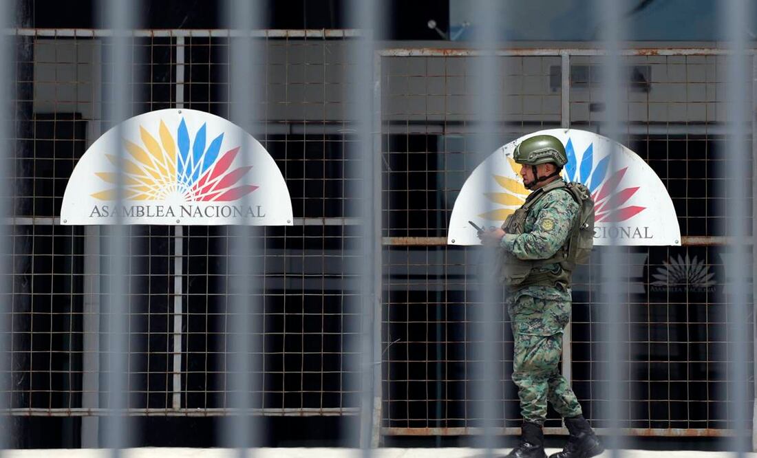 Soldado afuera de la Asamblea Nacional luego de que ésta fuera disuelta por el presidente Guillermo Lasso. Foto: AP