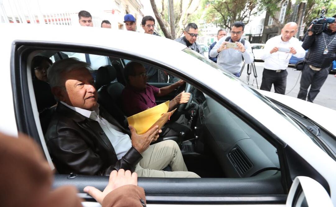 AMLO llegando en su casa de campaña