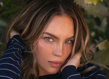 Belinda derrocha elegancia en minifalda y camisa Chanel