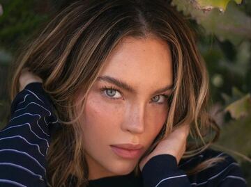 Belinda derrocha elegancia en minifalda y camisa Chanel