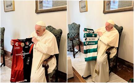 Papa Francisco presume sus playeras del Atlas y Santos