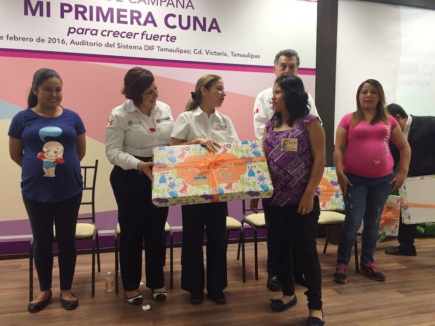 Se entrega un paquete que contiene la cuna de cartón, sábana cubre cuna, colchón, plástico cubre colchón, sábana y conejita de bebé (Foto: Roberto Aguilar)