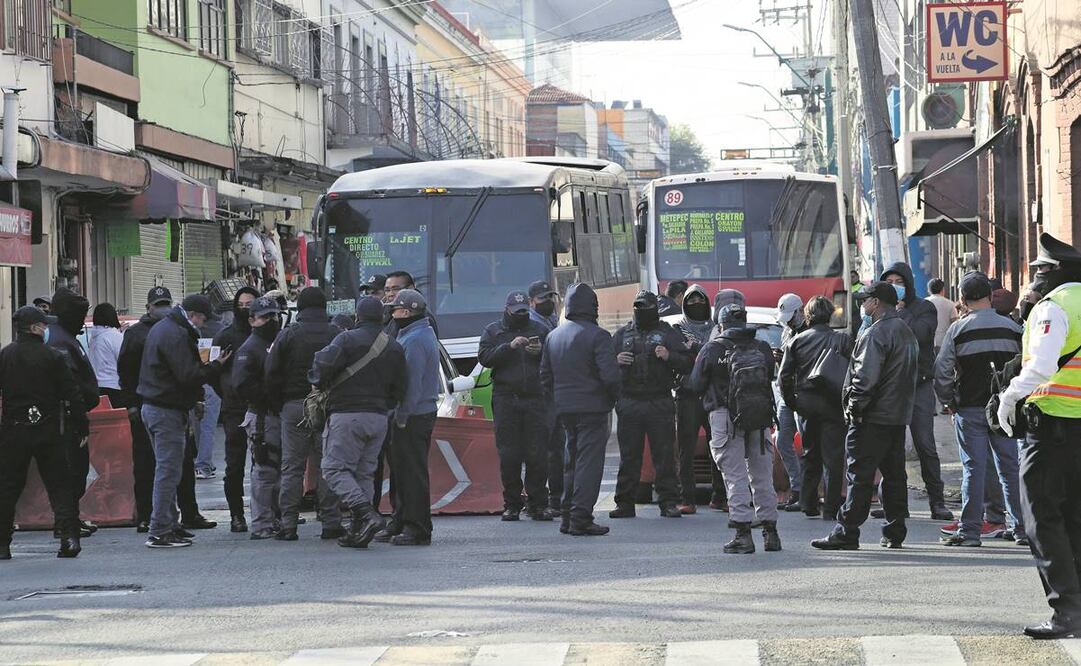 Policías de tránsito y seguridad municipal impidieron la circu-lación por Isidro Fabela, Independencia, Lerdo, Morelos y Bravo. Foto: Jorge Alvarado/ EL UNIVERSAL.