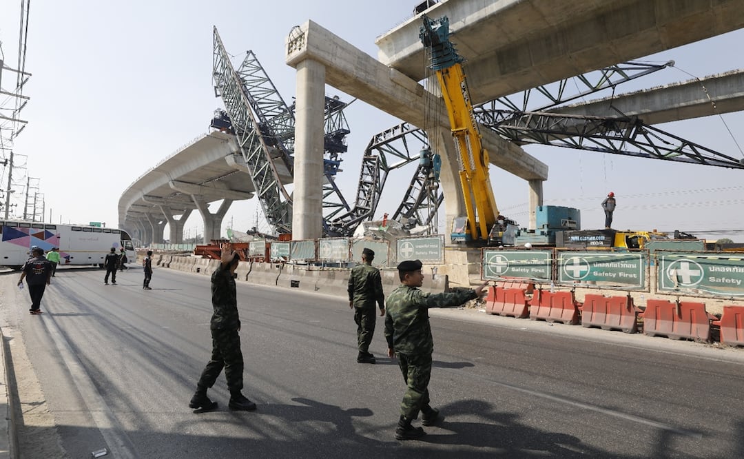 En Tailandia una grúa que construía un puente elevado se desplomó sobre una carretera a las afueras de Bangkok, un día después de un incidente similar que afectó a un tren de pasajeros, con al menos 32 muertos en el noreste del país. Foto: EFE