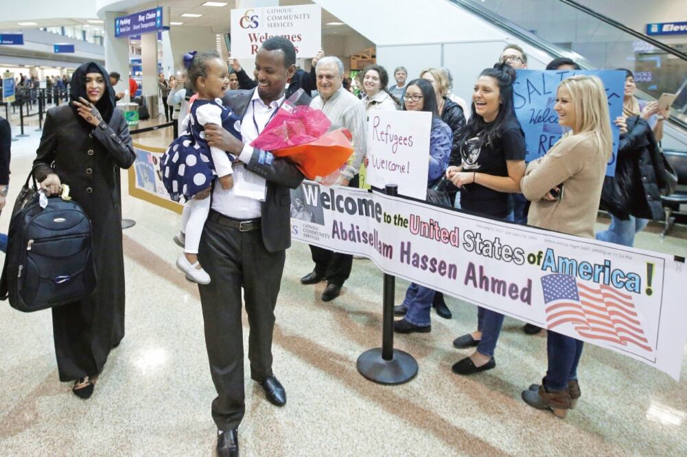 Abdisellam Hassen Ahmed, un refugiado de Somalia que estaba en el limbo tras el veto de Trump, se reunió ayer con su familia en Salt Lake City (RICK BOWMER. AP)