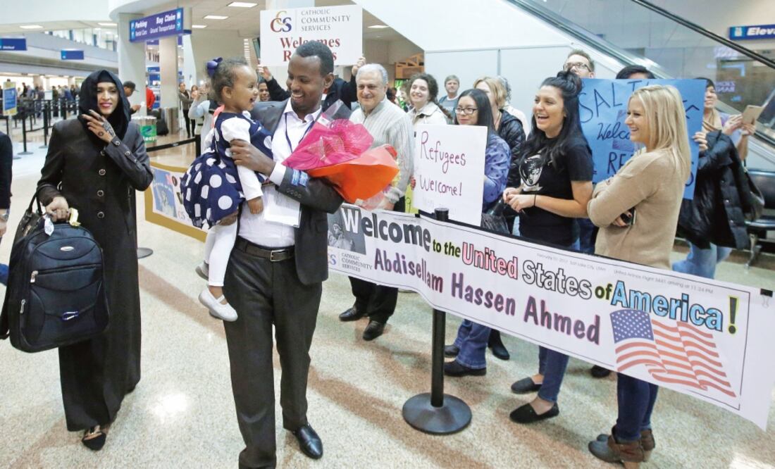Abdisellam Hassen Ahmed, un refugiado de Somalia que estaba en el limbo tras el veto de Trump, se reunió ayer con su familia en Salt Lake City (RICK BOWMER. AP)