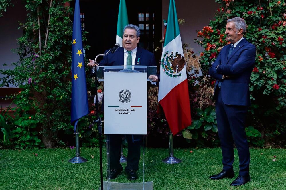 El analista político Leonardo Curzio recibió la Orden al Mérito en grado de Cavaliere por el embajador de Italia en México, Luigi de Chiara. Foto: Fernanda Rojas | El Universal