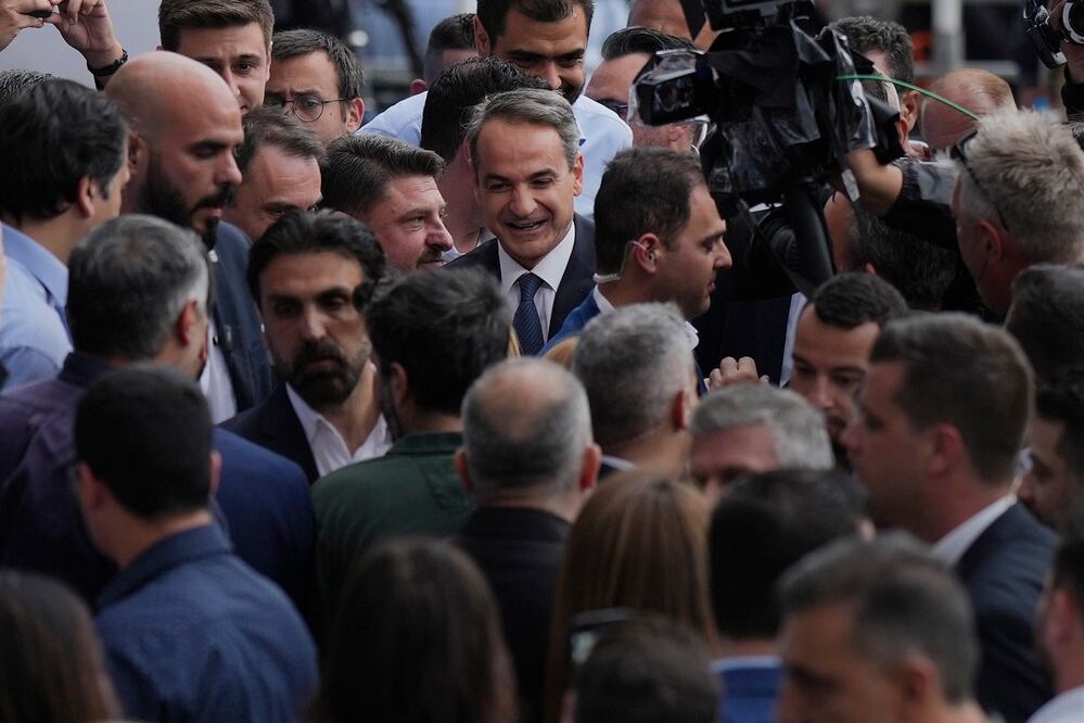 El primer ministro griego y líder de Nueva Democracia, Kyriakos Mitsotakis, en el centro, llega a la sede de su partido en Atenas, Grecia, el 21 de mayo de 2023. Foto: AP