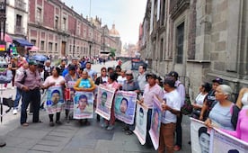 Caso Ayotzinapa: llegan a Palacio Nacional familiares de los 43 desaparecidos; se reúnen con Sheinbaum