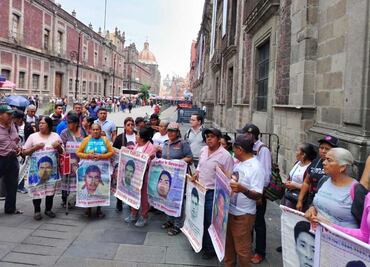 Sheinbaum sostiene encuentro con padres de normalistas de Ayotzinapa; los acompaña nuevo representante