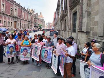 Sheinbaum sostiene encuentro con padres de normalistas de Ayotzinapa; los acompaña nuevo representante